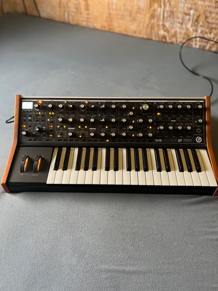 Moog Subsequent 37